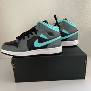 Jordan 1 Mid black/aurora green/smoke grey (Size 6GS)